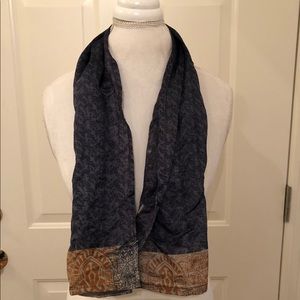 Dark grey scarf with multicolor cuff
